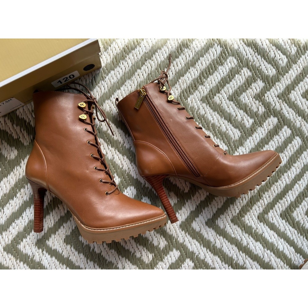 New In Box Michael Kors Kyle lace up bootie color: luggage Size 7.5